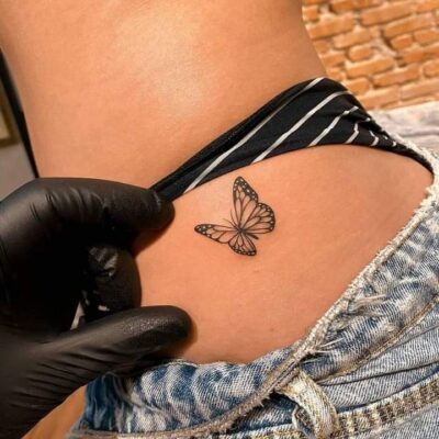 Hình xăm bướm mini ở hông, phong cách blackwork chi tiết, ảnh HD.