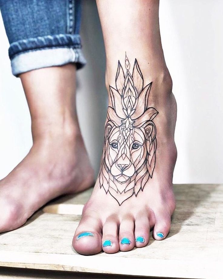 Hình xăm sư tử phong cách blackwork trên bàn chân, chi tiết cao, ảnh HD.