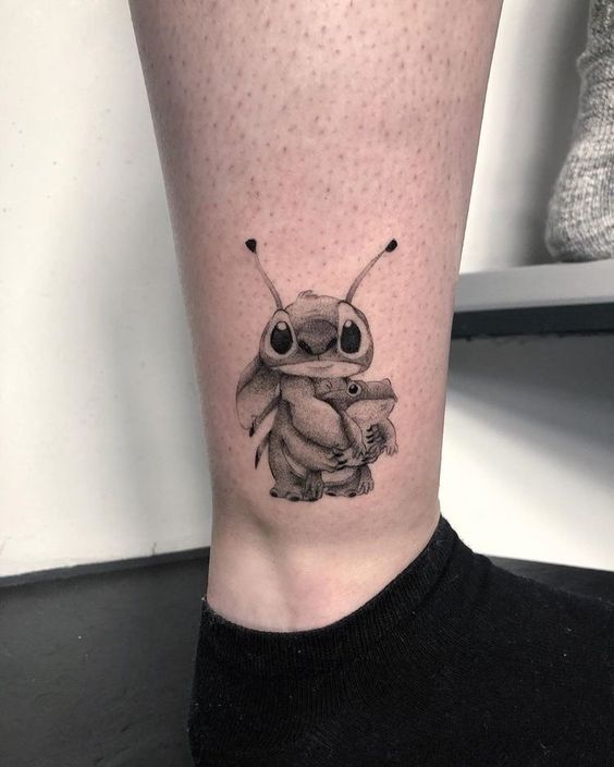 tattoo hình đen trắng dễ thương trên cổ chân Hình xăm mini nhân vật hoạt hình trên chân, phong cách blackwork chi tiết, ảnh HD.