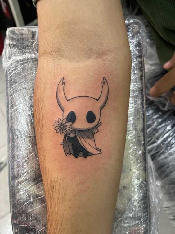 hình xăm mini đen trắng sáng tạo Hình xăm nhân vật hoạt hình trên cánh tay, phong cách blackwork, chi tiết rõ nét, ảnh HD.