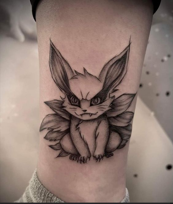 tattoo hình đen trắng mini cực ngầu Hình xăm thú mini ở bắp tay, phong cách blackwork chi tiết, độ phân giải cao HD.