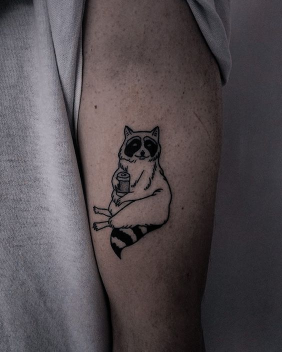 Hình xăm đen trắng mini ở cẳng tay đầy tinh tế Hình xăm gấu trúc trên bắp tay, phong cách blackwork, chi tiết rõ nét, độ phân giải HD.