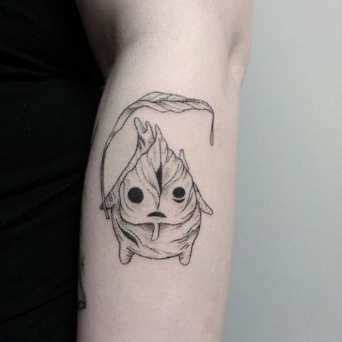 Tattoo độc đáo đen trắng mini trên tay Hình xăm sinh vật nhỏ trên cánh tay, phong cách blackwork, chi tiết rõ nét, độ phân giải HD.