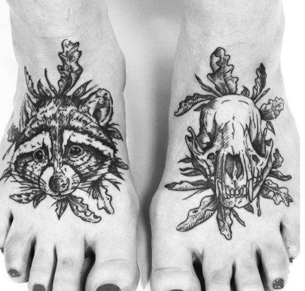 Hình xăm động vật và đầu lâu phong cách blackwork trên bàn chân, ảnh đen trắng độ phân giải HD.