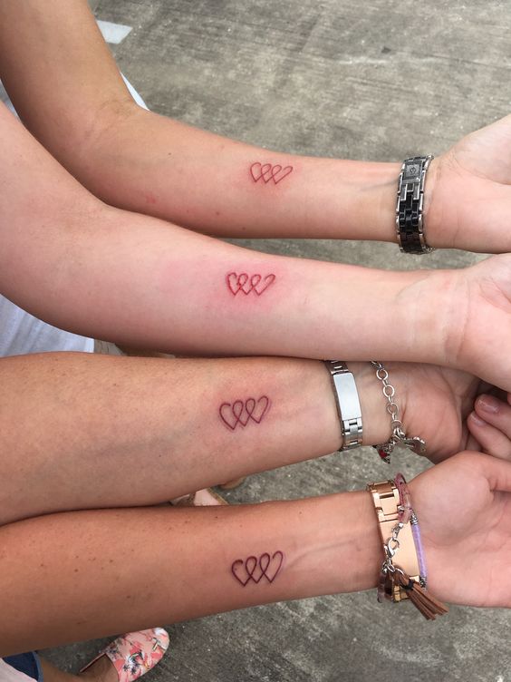 Tattoo hình trái tim nét đỏ sáng tạo của hội bạn thân Hình xăm mini trái tim trên cổ tay, phong cách đơn giản, ảnh độ phân giải HD.