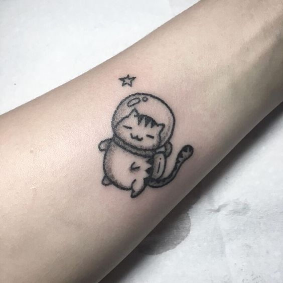hình xăm mini đáng yêu trắng đen Hình xăm mèo phi hành gia mini trên tay, phong cách blackwork, chi tiết, độ phân giải HD.