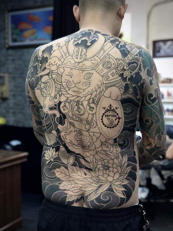 Hình xăm mèo samurai trên lưng, phong cách blackwork chi tiết, ảnh HD rõ nét.