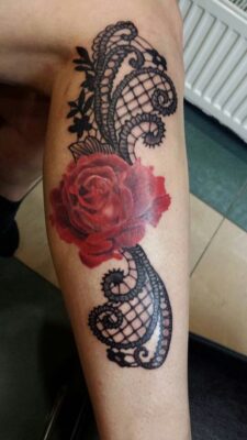 Tattoo hoa hồng riêng biệt trên chân cho nữ Hình xăm hoa hồng đỏ và họa tiết ren trên cánh tay, phong cách màu nước, chi tiết cao, ảnh HD.