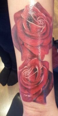 Tattoo hoa hồng thật tinh tế Hình xăm hoa hồng trên tay, phong cách màu sắc, chi tiết cao, ảnh chất lượng HD.
