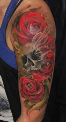 Tattoo hoa hồng độc đáo Hình xăm hoa hồng và sọ người trên cánh tay, phong cách màu nước chi tiết, độ phân giải HD.