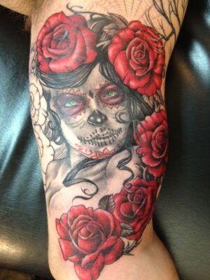 Tattoo hoa hồng đỏ cực lạ Hình xăm nữ thần chết, hoa hồng, phong cách màu nước, trên bắp tay, chi tiết sắc nét, độ phân giải HD.