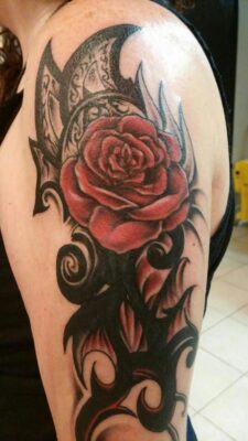 Tattoo hoa hồng đỏ trên bắp tay Hình xăm hoa hồng đỏ trên cánh tay, phong cách blackwork, chi tiết cao, độ phân giải HD.