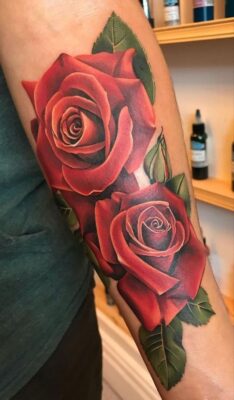 Tattoo hoa hồng đỏ ở tay Hình xăm hoa hồng trên cánh tay, phong cách màu sắc, chi tiết rõ nét, ảnh HD.