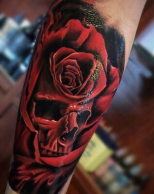 Tattoo hoa hồng đỏ rực rỡ Hình xăm đầu lâu hoa hồng trên tay, phong cách màu sắc, chi tiết rõ nét, ảnh HD.