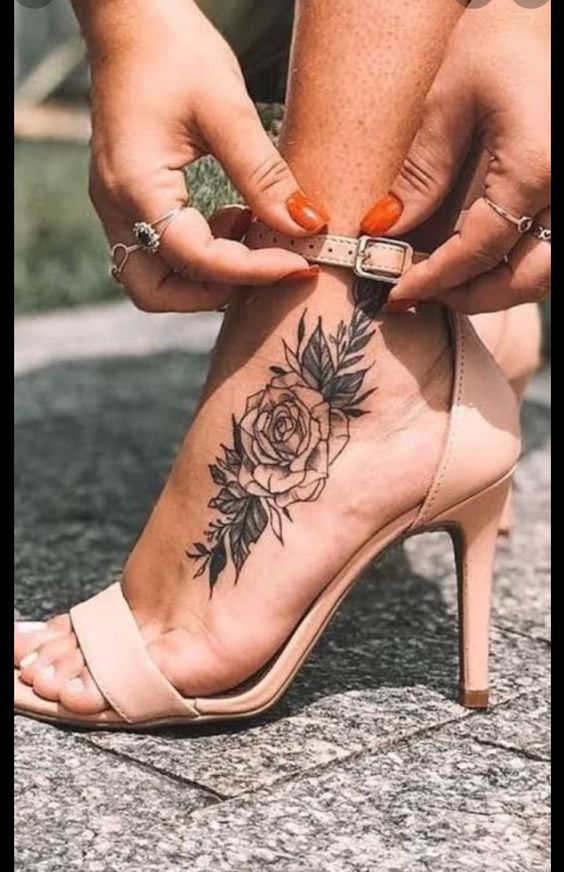 Tattoo hoa hồng độc đáo trên chân dành cho nữ Hình xăm hoa hồng ở mắt cá chân, phong cách blackwork, chi tiết rõ nét, ảnh chất lượng HD.