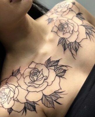 Tattoo hoa hồng độc đáo trên ngực Hình xăm hoa hồng trên ngực, phong cách blackwork, chi tiết sắc nét, độ phân giải HD.