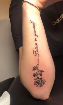 Hình xăm chữ và hoa hồng trên cánh tay, phong cách blackwork, độ chi tiết cao, ảnh HD.
