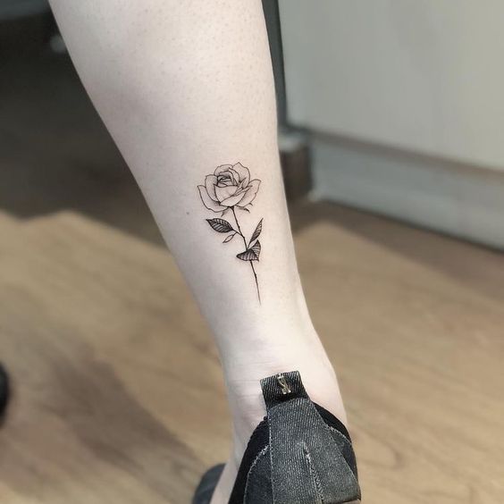 Tattoo hoa hồng nhỏ nhắn ở chân dành cho nữ Hình xăm hoa hồng tối giản trên chân, phong cách blackwork, độ phân giải HD.