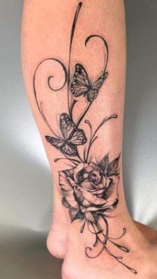 Tattoo hoa hồng nghệ thuật ở chân Hình xăm hoa và bướm phong cách blackwork trên chân, chi tiết tinh xảo, ảnh HD.