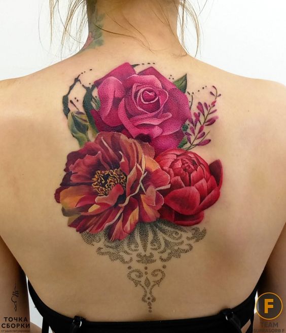 Tattoo hoa hồng nhiều màu sắc ở lưng Hình xăm hoa hồng màu nước trên lưng, phong cách chi tiết, độ phân giải cao HD.