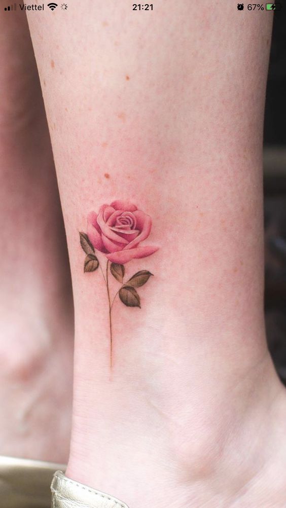 Tattoo hoa hồng nhỏ nhắn cho nữ Hình xăm hoa hồng mini ở cổ chân, phong cách màu nước tinh tế, ảnh HD chi tiết.