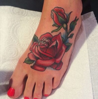 Tattoo hoa hồng ở bàn chân Hình xăm hoa hồng trên chân, phong cách cổ điển, chi tiết, ảnh HD.