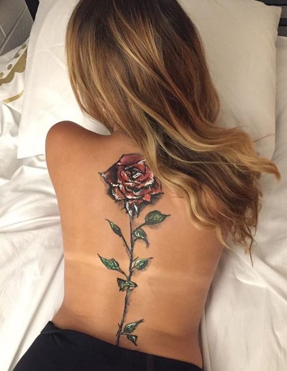 Tattoo hoa hồng phối màu tinh tế sau lưng cho nữ Hình xăm hoa hồng trên lưng, phong cách màu sắc, chi tiết sắc nét, độ phân giải HD.