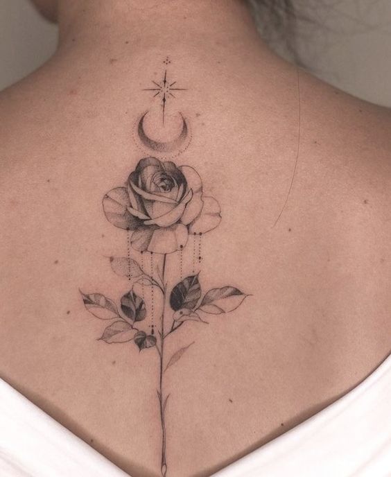 Tattoo hoa hồng cùng các biểu tượng ý nghĩa Hình xăm hoa hồng và trăng trên lưng, phong cách blackwork tinh tế, độ phân giải HD.