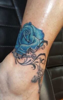 Tattoo hoa hồng xanh cho nữ Hình xăm hoa hồng xanh ở mắt cá chân, phong cách màu sắc, chi tiết tinh xảo, ảnh HD.