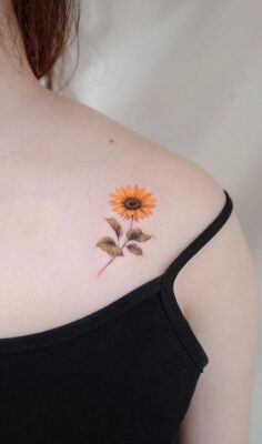 Tattoo hoa hướng dương được yêu thích Hình xăm hoa hướng dương mini trên vai, phong cách màu nước, chi tiết tinh tế, ảnh HD.