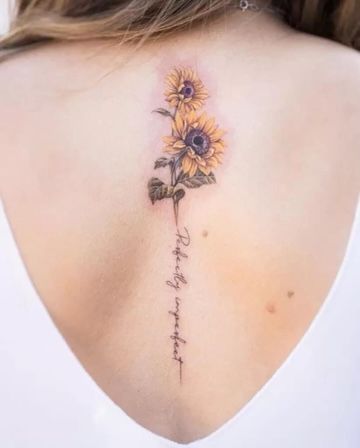 Tattoo hoa hướng dương mini cổ điển ở sống lưng Hình xăm hoa hướng dương trên lưng, phong cách màu nước, chi tiết tinh tế, ảnh HD.