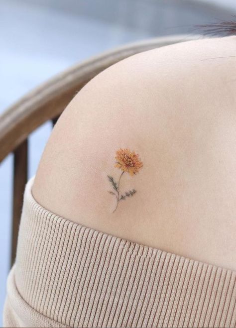 tattoo hoa hướng dương mini ở vai dễ thương Hình xăm hoa mini trên vai, phong cách màu nước, chi tiết rõ nét, độ phân giải HD.
