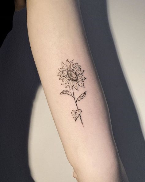 Hình xăm hoa hướng dương mini Hình xăm hoa hướng dương trên cánh tay, phong cách blackwork, chi tiết tinh tế, ảnh HD.