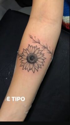 tattoo hoa hướng dương mực đen Hình xăm hoa hướng dương trên cánh tay, phong cách blackwork chi tiết, độ phân giải HD.
