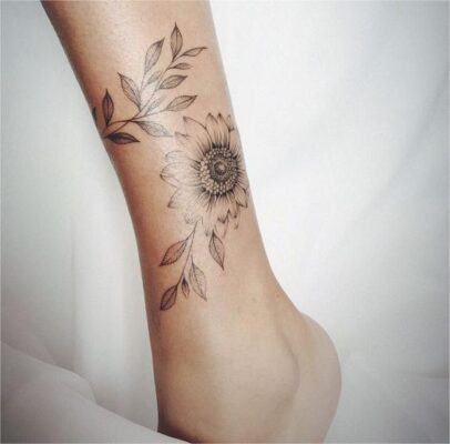tattoo hoa hướng dương mực đen ở chân Hình xăm hoa hướng dương trên cổ chân, phong cách blackwork chi tiết, ảnh HD.