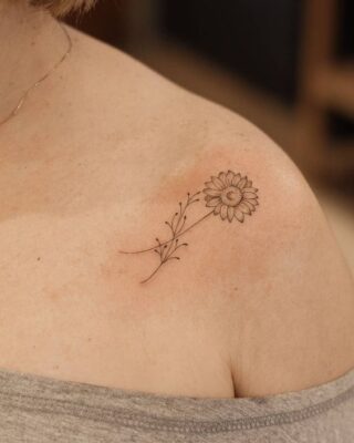tattoo hoa hướng dương mực đen ở vai Hình xăm hoa cúc trên vai, phong cách tối giản, chi tiết tinh tế, độ phân giải HD.