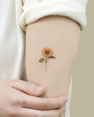 Tattoo hoa hướng dương siêu hot Hình xăm hoa hướng dương mini trên tay, phong cách màu nước, chi tiết tinh tế, ảnh HD.