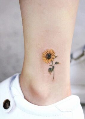 tattoo hoa hướng dương thịnh hành Hình xăm hoa hướng dương mini trên mắt cá chân, phong cách màu sắc, độ chi tiết cao, ảnh chất lượng HD.