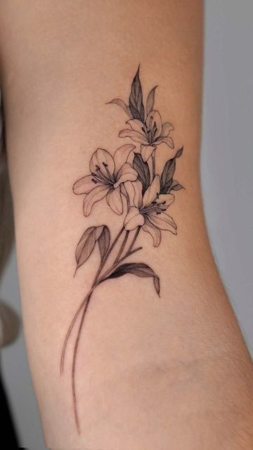Tattoo hoa ly mini cực kỳ xinh xắn Hình xăm hoa trên tay, phong cách blackwork chi tiết, độ phân giải HD.