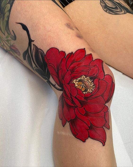 Tattoo hoa quỳnh đỏ ở chân Hình xăm hoa mẫu đơn đỏ, phong cách cổ điển, vị trí trên khuỷu tay, chi tiết sắc nét, độ phân giải HD.