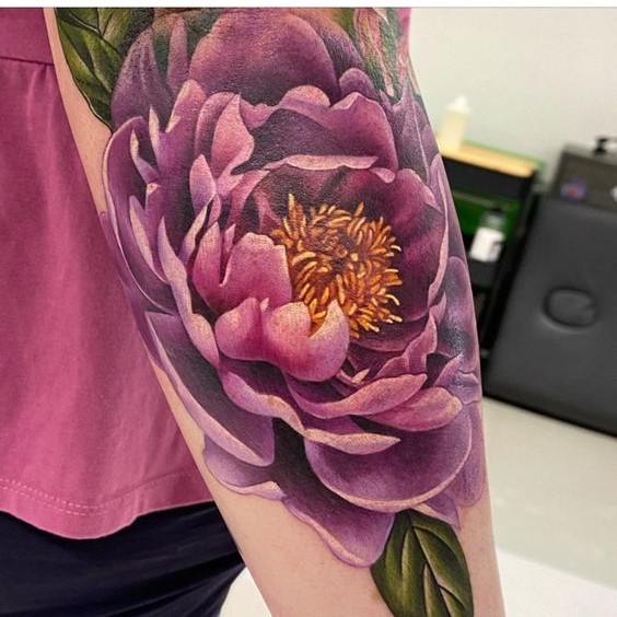 Tattoo hoa quỳnh tím nghệ thuật Hình xăm hoa mẫu đơn màu sắc, chi tiết trên cánh tay, phong cách hiện đại, độ phân giải HD.