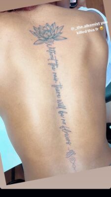 Hình xăm hoa sen trên lưng, phong cách blackwork, chi tiết tinh tế, ảnh HD.