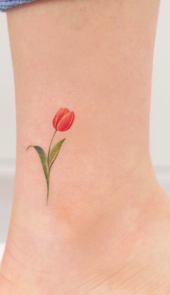 Hình xăm hoa tulip mini trên mắt cá, phong cách màu nước, độ chi tiết cao, độ phân giải HD.