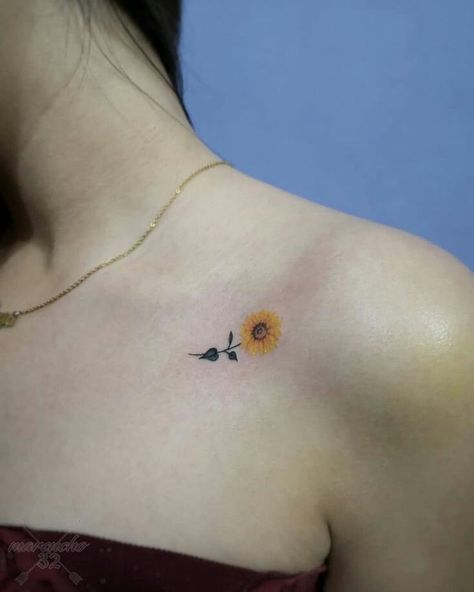 tattoo hướng dương quyến rũ cho nữ Hình xăm hoa mini trên vai, phong cách màu nước, chi tiết tinh tế, ảnh HD.