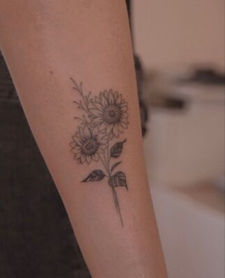 xăm hoa mặt trời phong cách tối giản Hình xăm hoa hướng dương trên cánh tay, phong cách blackwork, chi tiết rõ nét, ảnh HD.