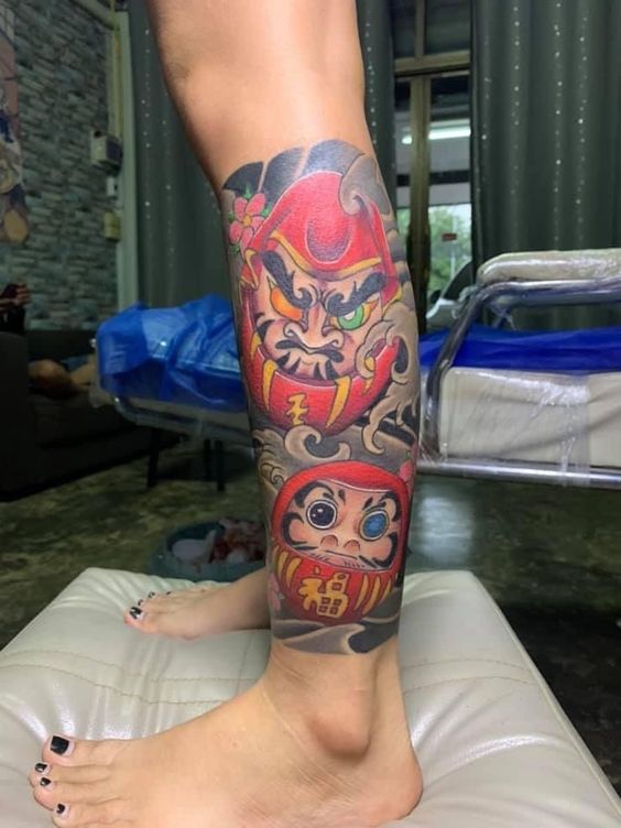 tattoo kín bắp chân với hình daruma độc đáo và cá tính Hình xăm Nhật Bản trên chân, phong cách màu sắc chi tiết, độ phân giải HD.