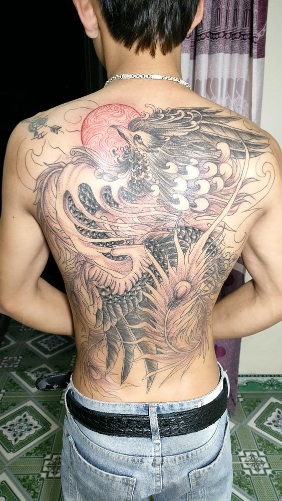 Hình xăm phượng hoàng trên lưng, phong cách cổ điển, chi tiết, độ phân giải HD.