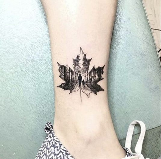 Tattoo lá phong đơn giản với sắc đen Hình xăm lá phong đen trắng chi tiết trên chân, phong cách blackwork, độ phân giải HD.