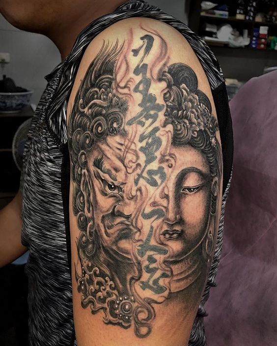 Tattoo hình nửa Phật nửa quỷ trên tay Hình xăm Phật và chiến binh, phong cách blackwork, chi tiết trên bắp tay, chất lượng HD.
