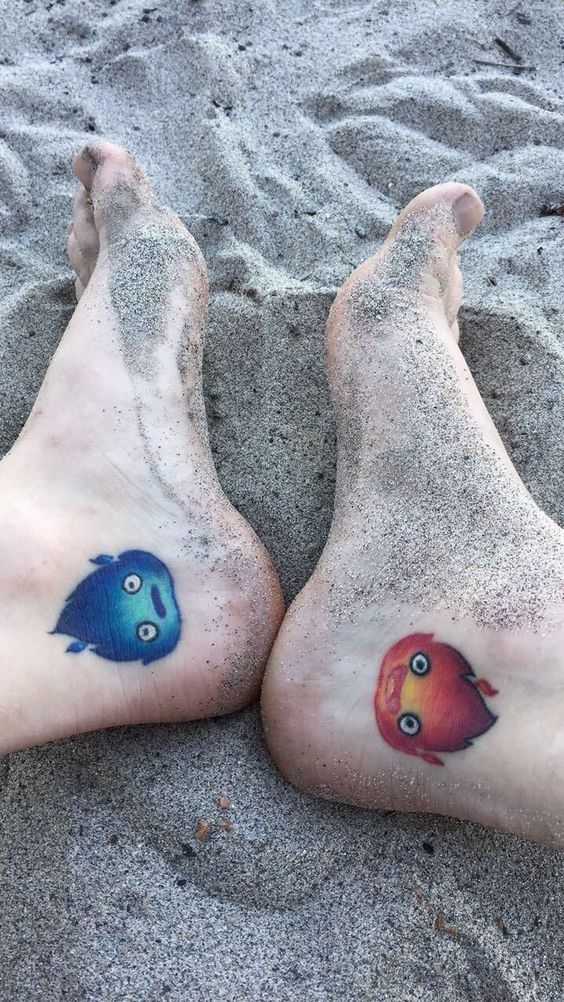 Tattoo lửa sắc màu cuốn hút Hình xăm mini quái vật hoạt hình trên mắt cá chân, phong cách màu sắc, ảnh HD chi tiết.